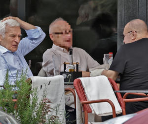 Premier Jerzy Buzek chłodzi się piwkiem