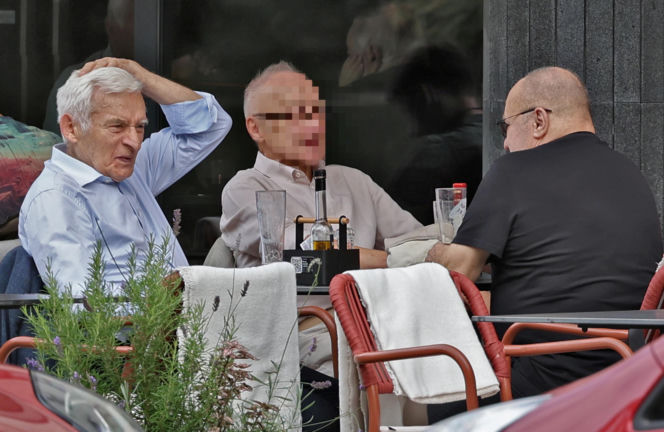 Premier Jerzy Buzek chłodzi się piwkiem