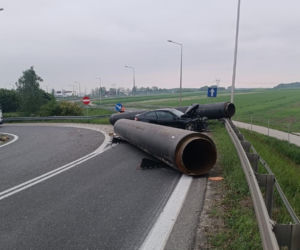 Stalowe rury blokowały drogę krajową w Świętokrzyskiem