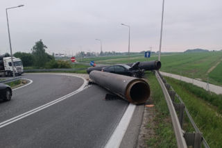 Stalowe rury blokowały drogę krajową w Świętokrzyskiem