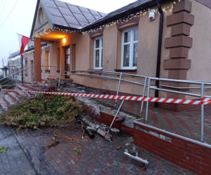 Dalików. TIR zjechał z drogi i uderzył w budynek biblioteki. Co tam się stało?