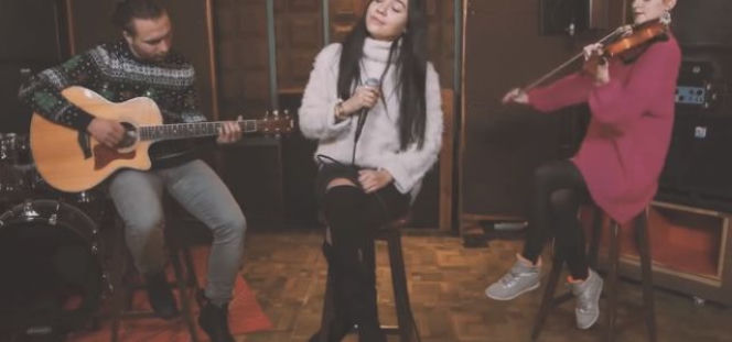 Kamila Krzempek - autorka hitu 'Pasujesz' zachwyca kolędą 