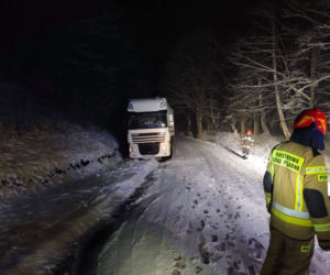  Na drogach powiatu braniewskiego znowu ślisko. Nawet ciężarówki nie dają rady