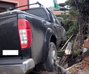 Nissan Navara w ogrodzeniu. Za kierownicą pijany 35-latek