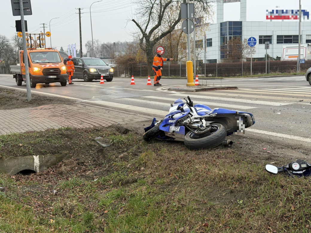 Pijany motocyklista wbił się w tył skody