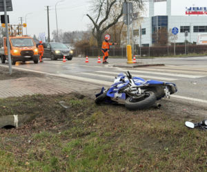 Pijany motocyklista wbił się w tył skody