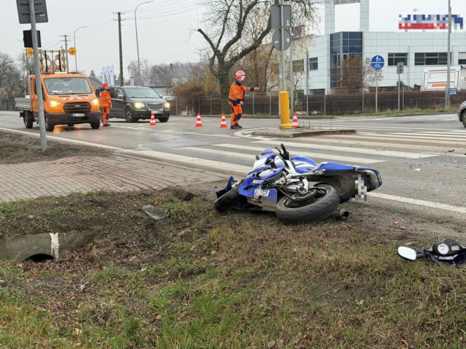 Pijany motocyklista wbił się w tył skody