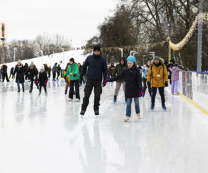 Największe lodowisko w Polsce pod gołym niebem. Takich atrakcji nie ma nigdzie indziej 