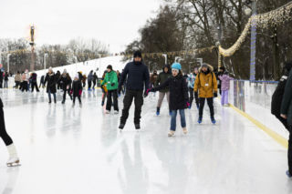 Największe lodowisko w Polsce pod gołym niebem. Takich atrakcji nie ma nigdzie indziej 