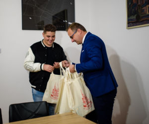Reprezentant Australii na Eurowizję Junior na polskie korzenie. Jego dziadkowie mieszkali w Zawierciu