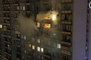 Nocny pożar na szóstym piętrze. Mieszkańcy bloku musieli uciekać przed ogniem