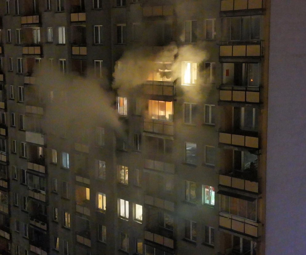 Nocny pożar mieszkania w Warszawie. Z bloku ewakuowano mieszkańców