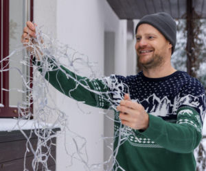 Świąteczna elewacja domu: jak udekorować fasadę i strefę wejścia?