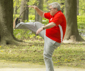 Czarnecki ćwiczy w parku