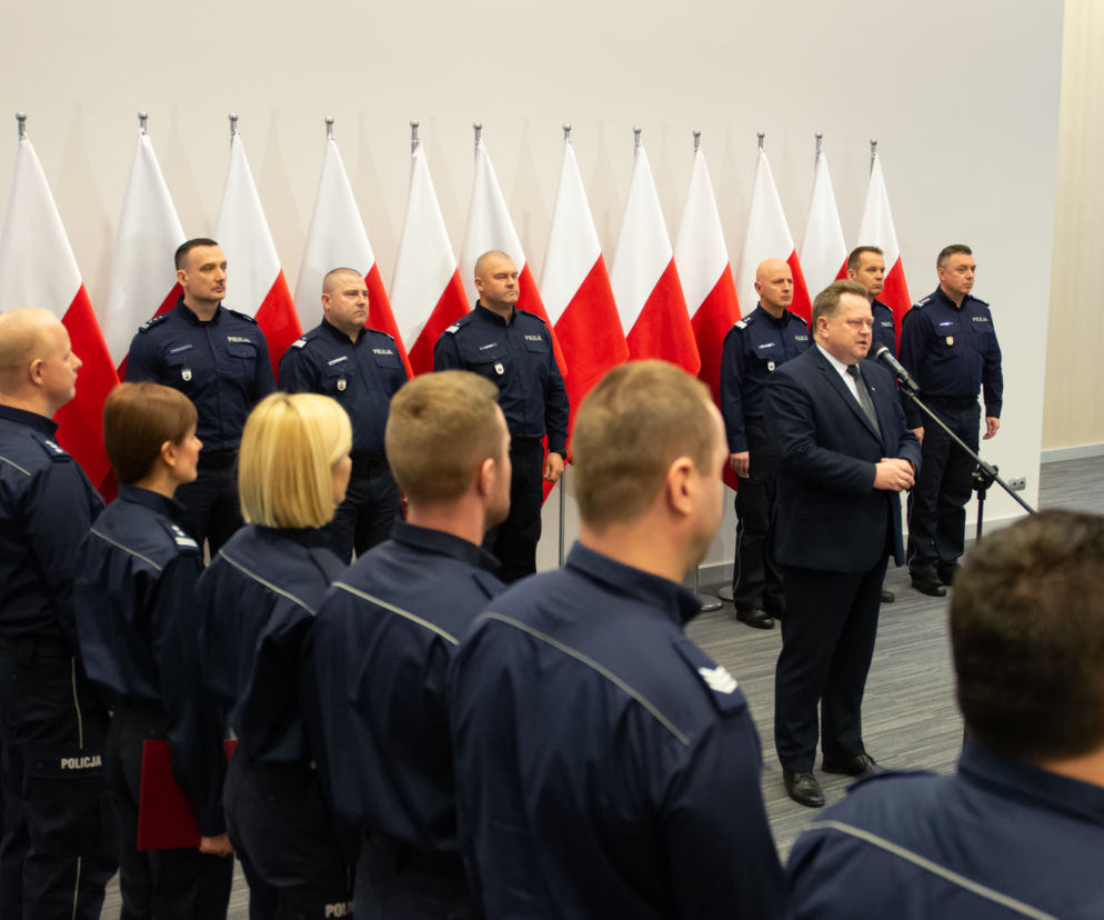 Jarosław Zieliński wyróżnił policjantów, którzy odnaleźli Amelkę i jej mamę