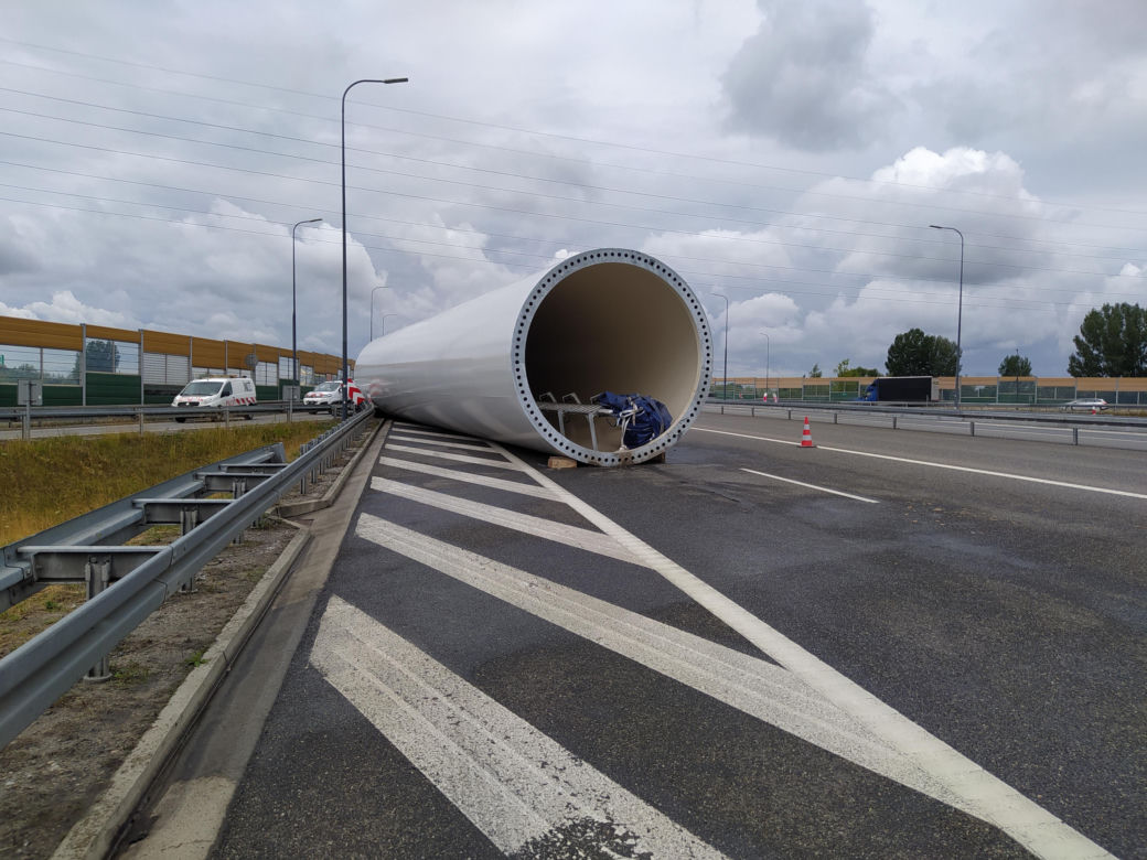 Gigantyczne utrudnienia na A4. Z ciężarówki wypadł ogromny element turbiny