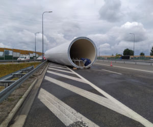 Gigantyczne utrudnienia na A4. Z ciężarówki wypadł ogromny element turbiny