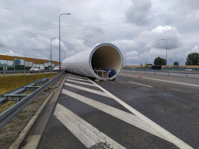 Gigantyczne utrudnienia na A4. Z ciężarówki wypadł ogromny element turbiny