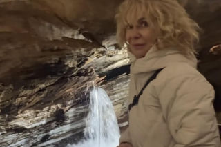Smutny Englert samotni snuje się po plaży, Zona aktora wybrała zimną północ