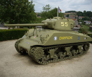 Czołg Sherman Valois zdewastowany. Historyczny symbol walki o wolność Francji pomalowany na różowo