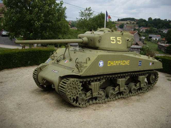 Czołg Sherman "Valois" zdewastowany. Historyczny symbol walki o wolność Francji pomalowany na różowo