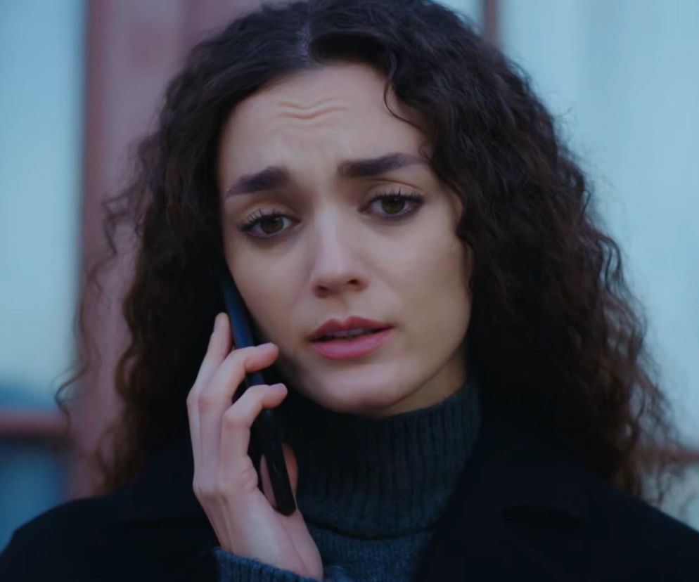 Zmartwiona Nana z serialu Dziedzictwo rozmawia przez telefon. O jej miłosnych wyznaniach przeczytasz na Eska.