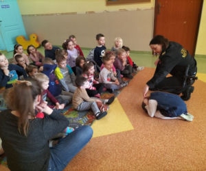 Strażnicy miejscy z Grudziądza rozpoczęli akcję rozdawania torebek na psie odchody