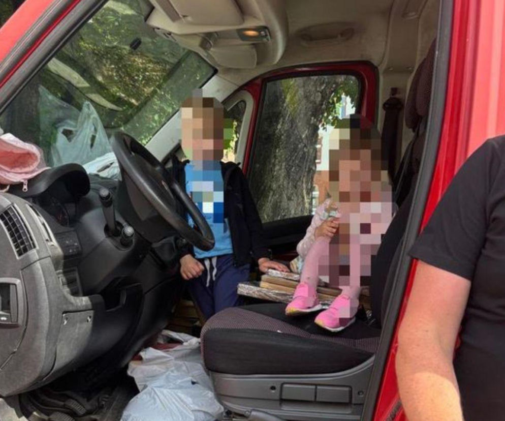 To, co zobaczyli w busie, wprawiło policjantów w osłupienie. Ojciec przewoził tak małe dzieci!