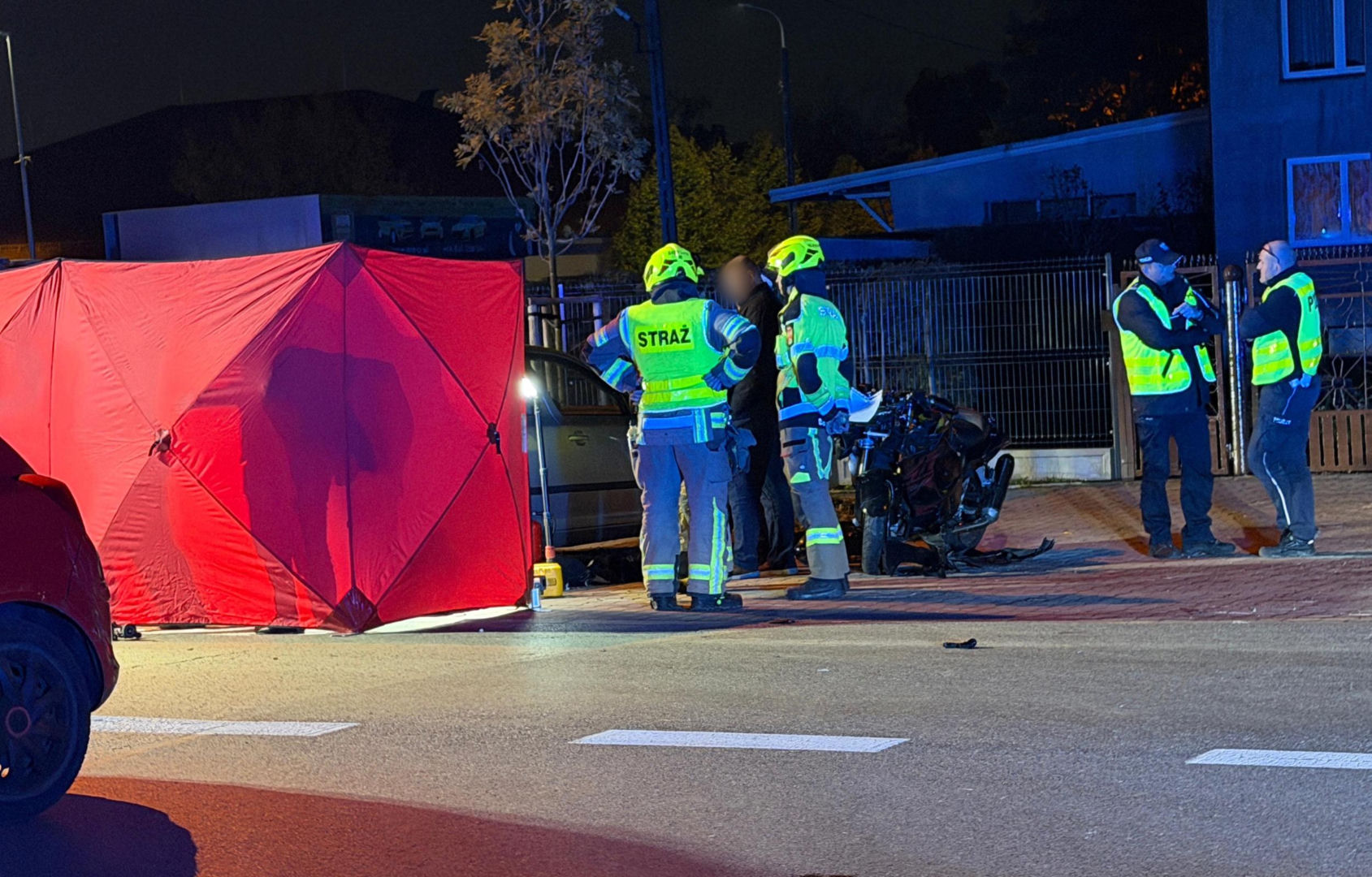 Motocyklista chciał wyprzedzić dwa auta. Uderzył w trzecie. Zginął ...