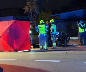 Motocyklista chciał wyprzedzić dwa auta. Uderzył w trzecie. Zginął