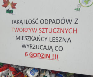 Hałda śmieci przy szkole