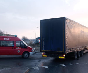 Ciężarówka i osobówka zderzyły się na rondzie w Dąbrowie Tarnowskiej