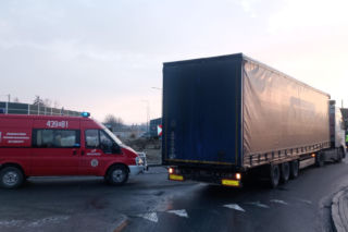 Ciężarówka i osobówka zderzyły się na rondzie w Dąbrowie Tarnowskiej