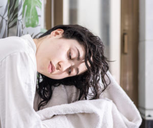 Nigdy nie kładź się spać z mokrymi włosami. Skutki zobaczysz nie tylko na szczotce