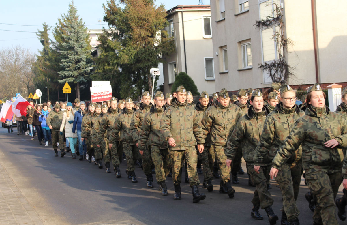 Uroczysty przemarsz licealistów ulicą 11 Listopada