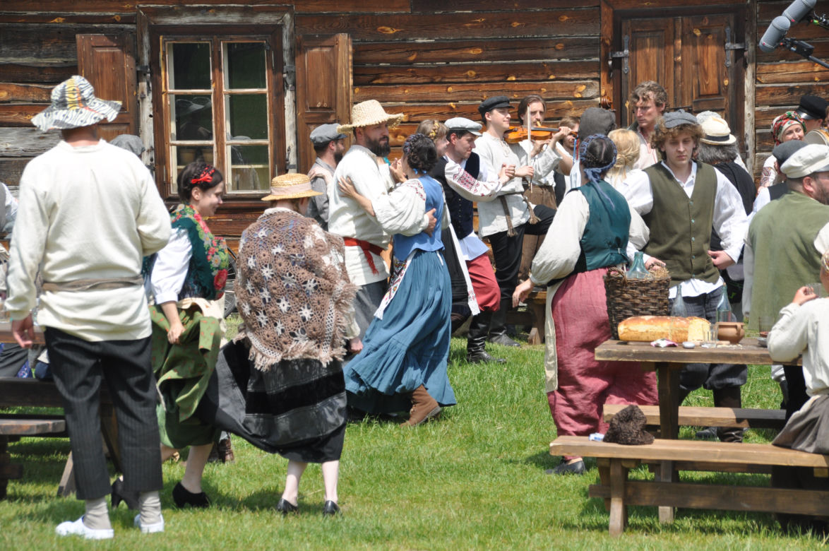 "Sami swoi. Początek". Filmowy kręcili sceny w Muzeum Wsi Kieleckiej w Tokarni