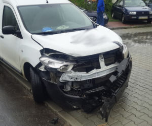 Nowy Sącz. Volkswagen dachował i uszkodził ogrodzenie