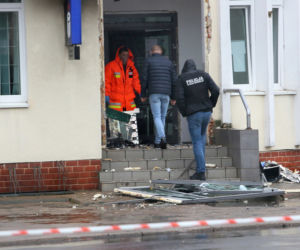 WYSADZILI bankomat i zgubili łup! Tysiące złotych na ulicy! Zrobili to pod nosem policji! [ZDJĘCIA]