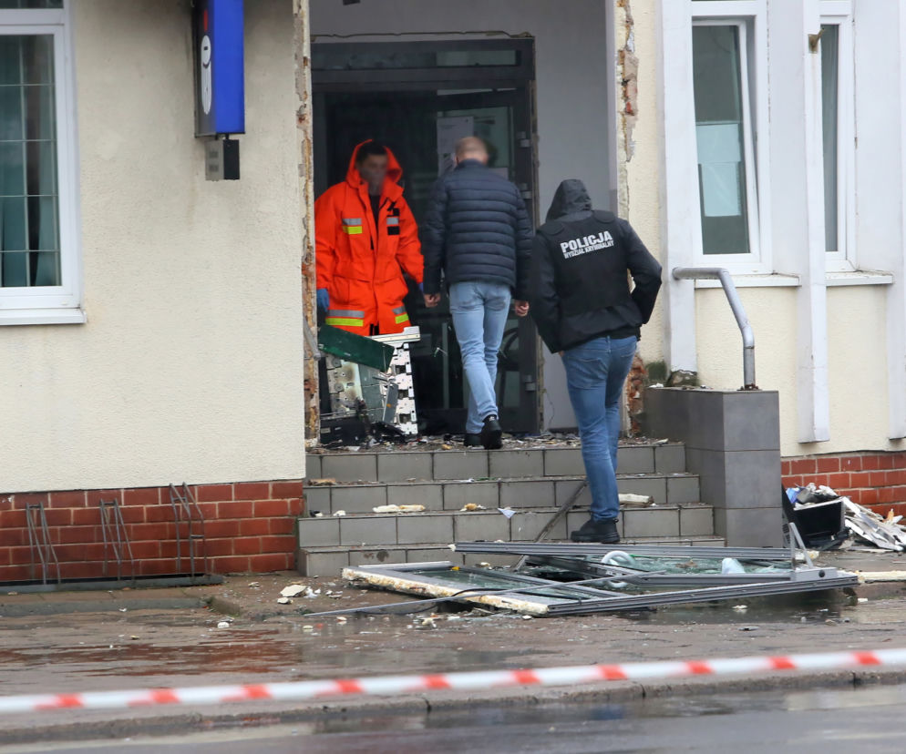 WYSADZILI bankomat i zgubili łup! Tysiące złotych na ulicy! Zrobili to pod nosem policji! [ZDJĘCIA]