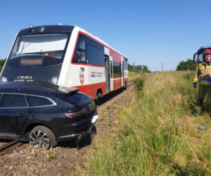 Tragednia pod Lesznem na przejeździe kolejowym. Nie żyje jedna osoba 