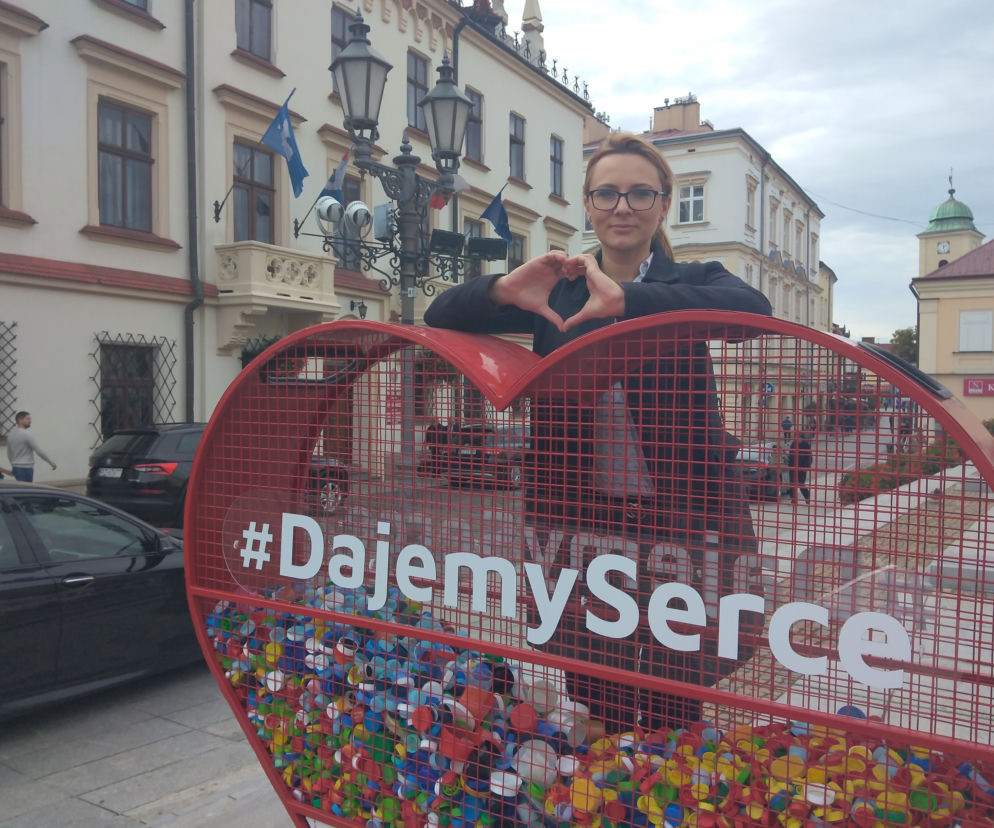 Czerwone serce stanęło na płycie Rynku. Wrzucone do niego nakrętki pomogą dzieciom
