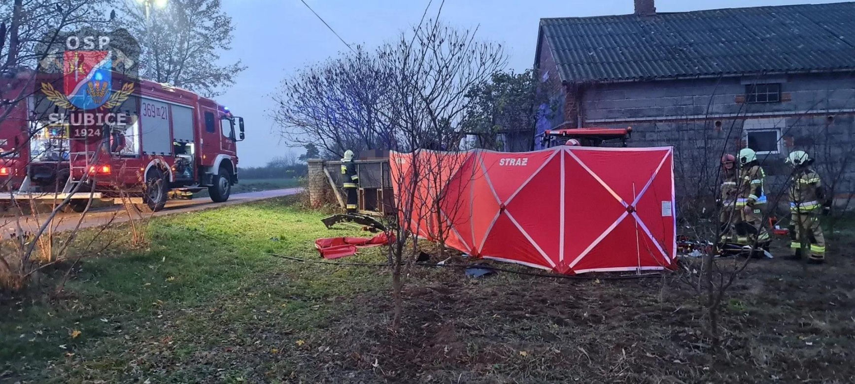 Makabryczny wypadek pod Płockiem. Osobówka wbiła się w stojący traktor. Kierujący nie miał szans