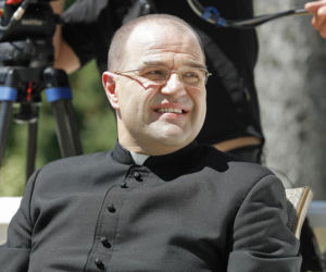 Zborowski i Żak żartują w temacie Rancza. Serialowi biskupi rozbawili fanów