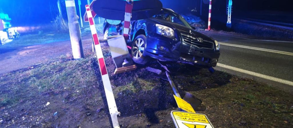 Staranował rogatki i zaparkował na sygnalizatorze