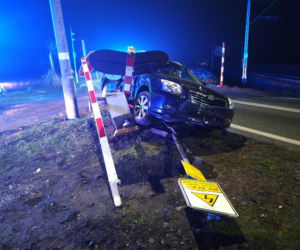 Staranował rogatki i zaparkował na sygnalizatorze