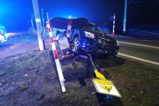 Jest oświadczenie PKP po wypadku na przejeździe kolejowym. Tego będą żądać od kierowcy, który staranował rogatki  