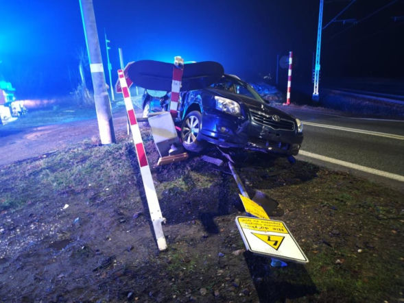 Jest oświadczenie PKP po wypadku na przejeździe kolejowym. Tego będą żądać od kierowcy, który staranował rogatki  