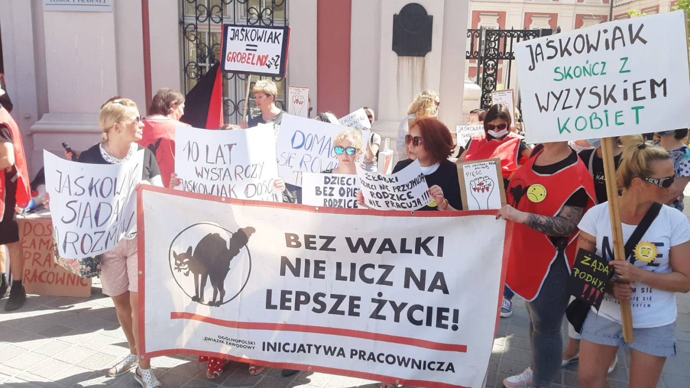 PROTEST PRACOWNIC ŻŁOBKÓW PRZED URZĘDEM MIASTA W POZNANIU