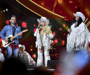 Stylizacje, o których mówi cała Polska. Gołe uda i niesforne frędzle zahipnotyzowały publiczność