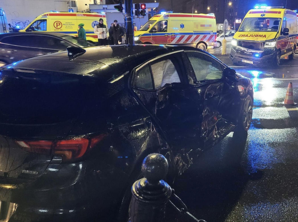 Warszawa. Prywatna karetka na sygnale huknęła w osobówkę. Jedna osoba trafiła do szpitala